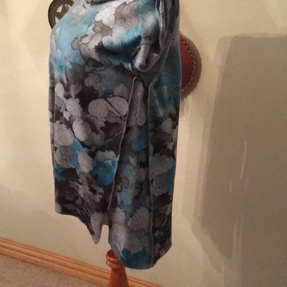 Beautiful Lily London watercolor tunic. - Picture 2 of 6